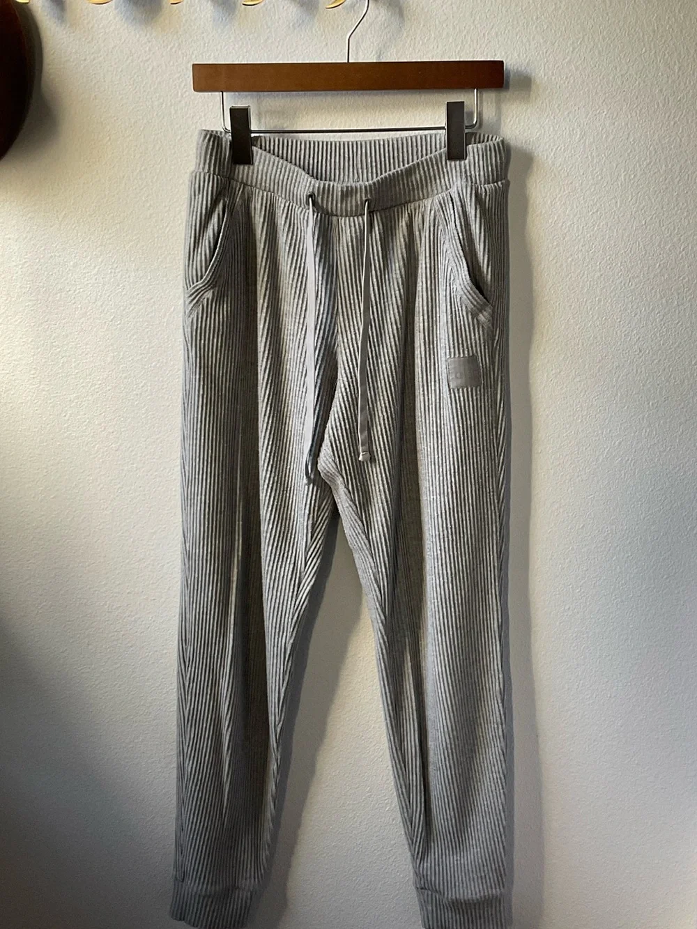 Light Gray Ribbed Knit Jogger Pants - Casual Women’s Alo Yoga Lounge Pants